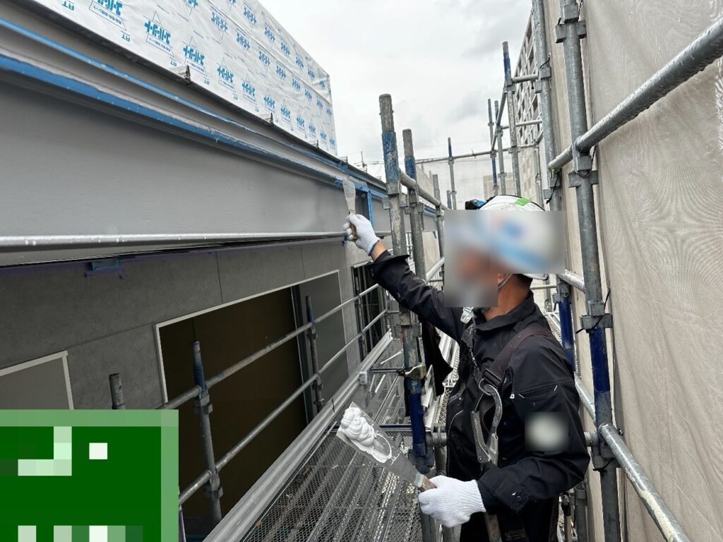 外壁まわりでコーキングを施工しているところ