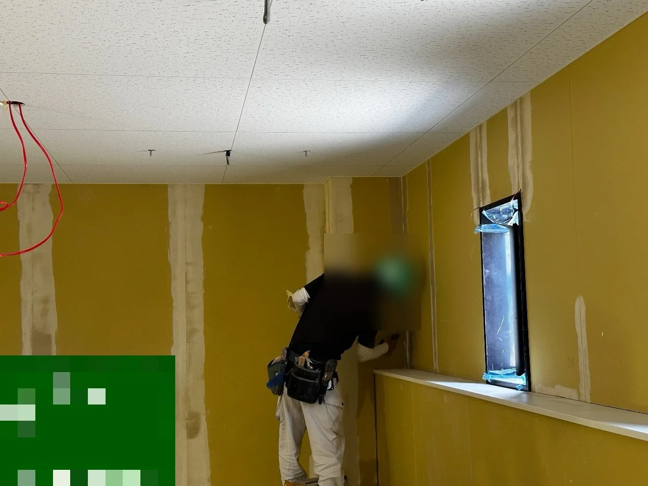 石膏ボードの継ぎ目にパテを塗った、クロス貼り前の壁。