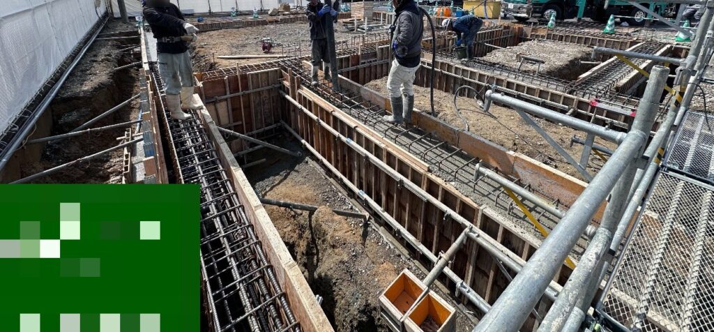 基礎地中梁にコンクリートを打設しているところ