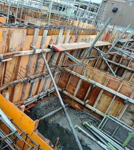 建て込みが終わった地中梁の型枠。せき板の外側に端太の鋼管が段ごとに通り、斜めの支えも入っている