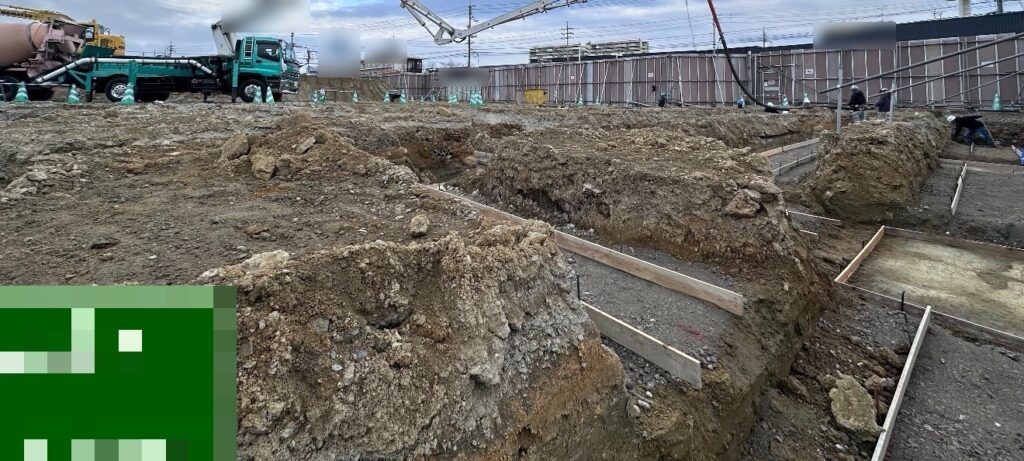 基礎地中梁の掘削底に捨てコンを打っている様子