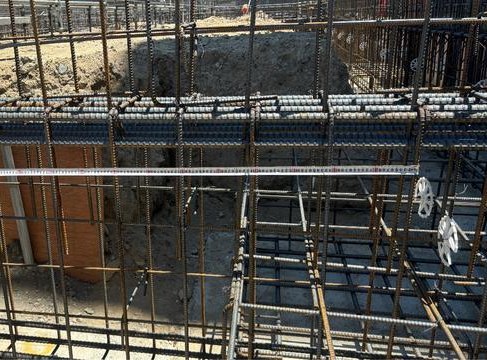 基礎地中梁の配筋検査で、スケールを当てて寸法を確かめているところ