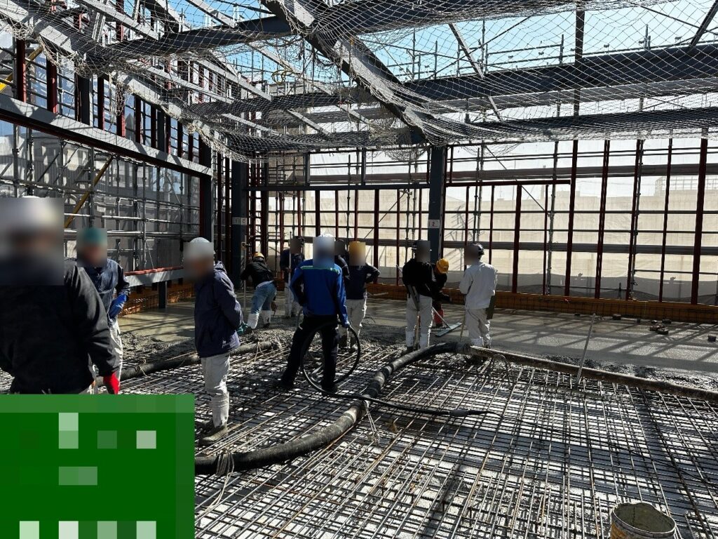 土間コンクリートを打設しているところ
