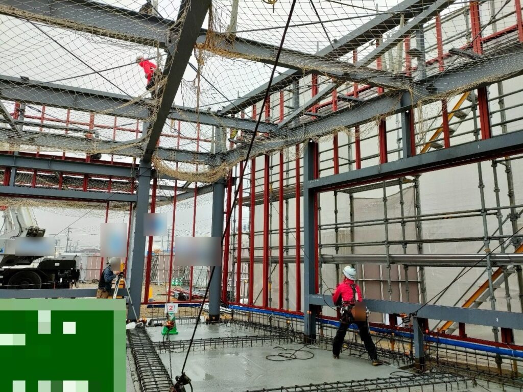 鉄骨建方の建入れ直しをしている様子